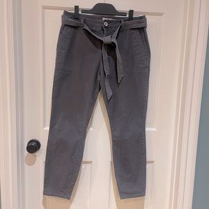 Vineyard Vines tapered pant with belt. Dark grey.